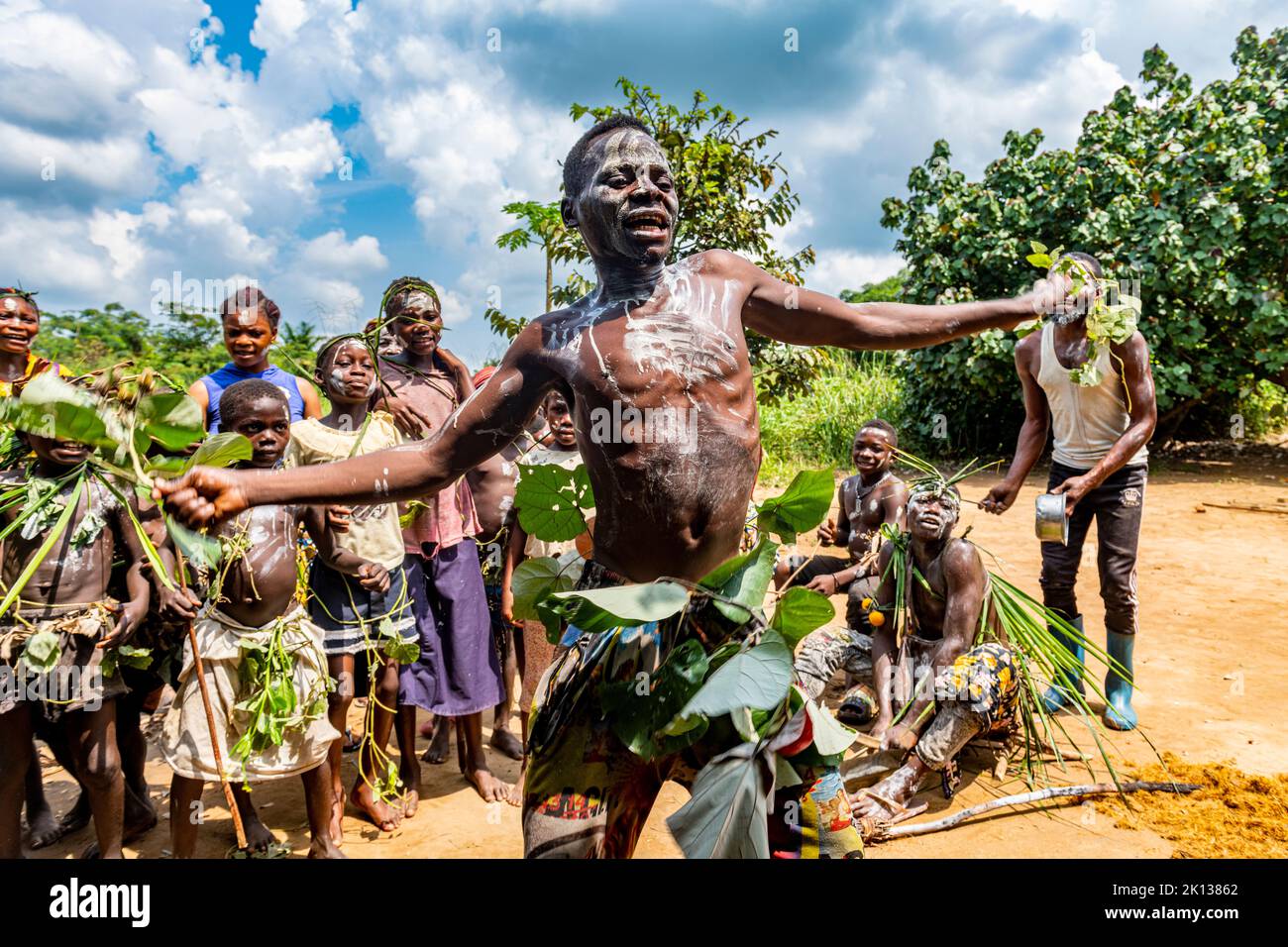 Pygmy man danzante, Kisangani, Repubblica Democratica del Congo, Africa Foto Stock
