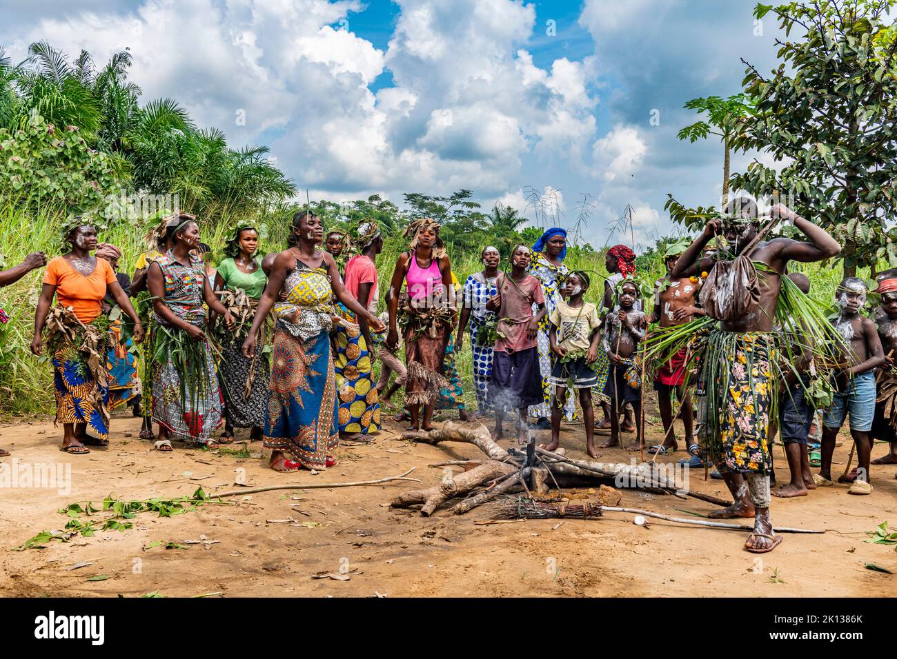 Il tradizionale wrestling pigmico, Kisangani, Repubblica Democratica del Congo, Africa Foto Stock