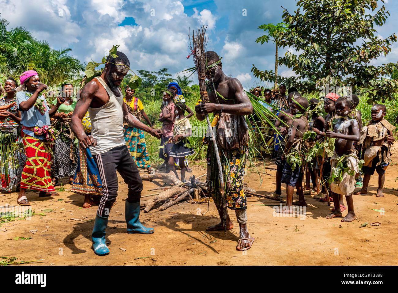 Il tradizionale wrestling pigmico, Kisangani, Repubblica Democratica del Congo, Africa Foto Stock