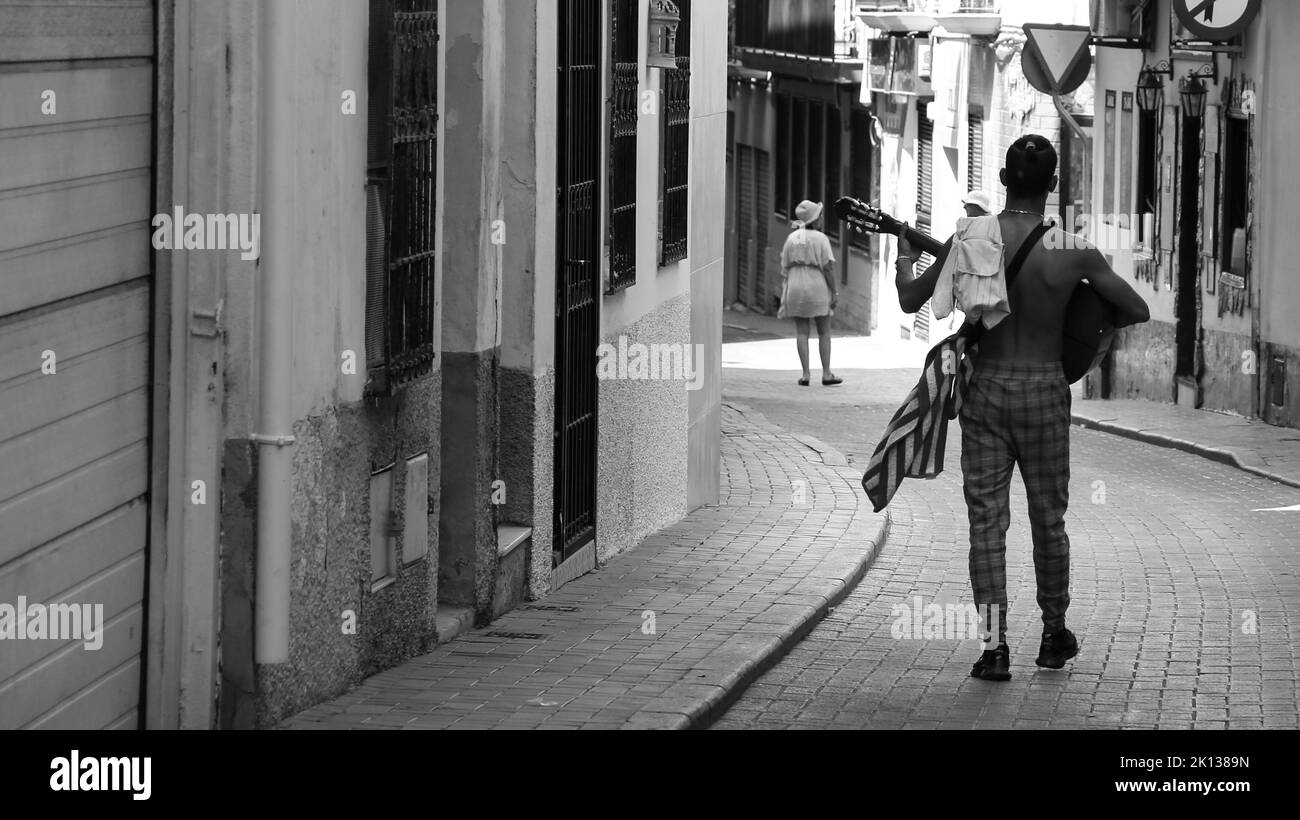 Benidorm, Alicante, Spagna-11 settembre 2022: Musicista che suona musica di flamenco con chitarra spagnola sulla strada a Benidorm Foto Stock