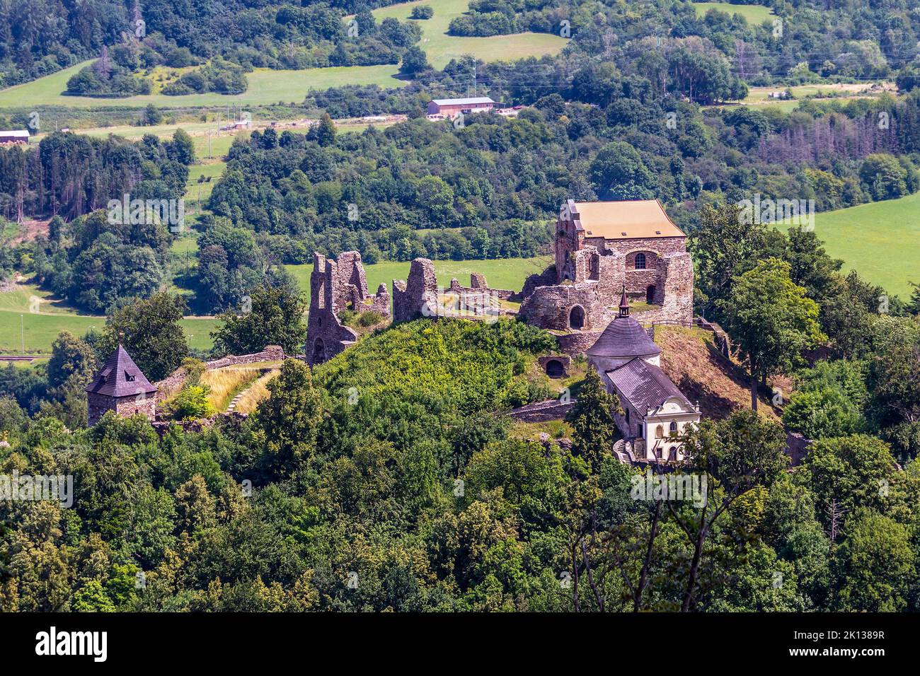 Potstejn Castello, un castello rovina su una collina boscosa, repubblica Ceca Foto Stock