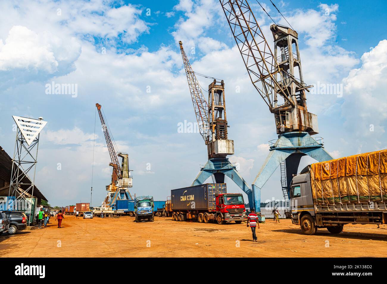Vecchie gru nel porto di Kisangani, Repubblica Democratica del Congo, Africa Foto Stock
