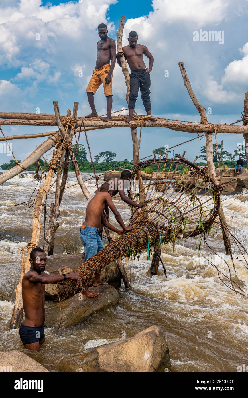 Pescatori indigeni della tribù Wagenya, fiume Congo, Kisangani, Repubblica Democratica del Congo, Africa Foto Stock