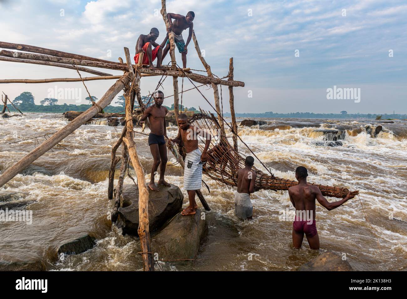 Pescatori indigeni della tribù Wagenya, fiume Congo, Kisangani, Repubblica Democratica del Congo, Africa Foto Stock
