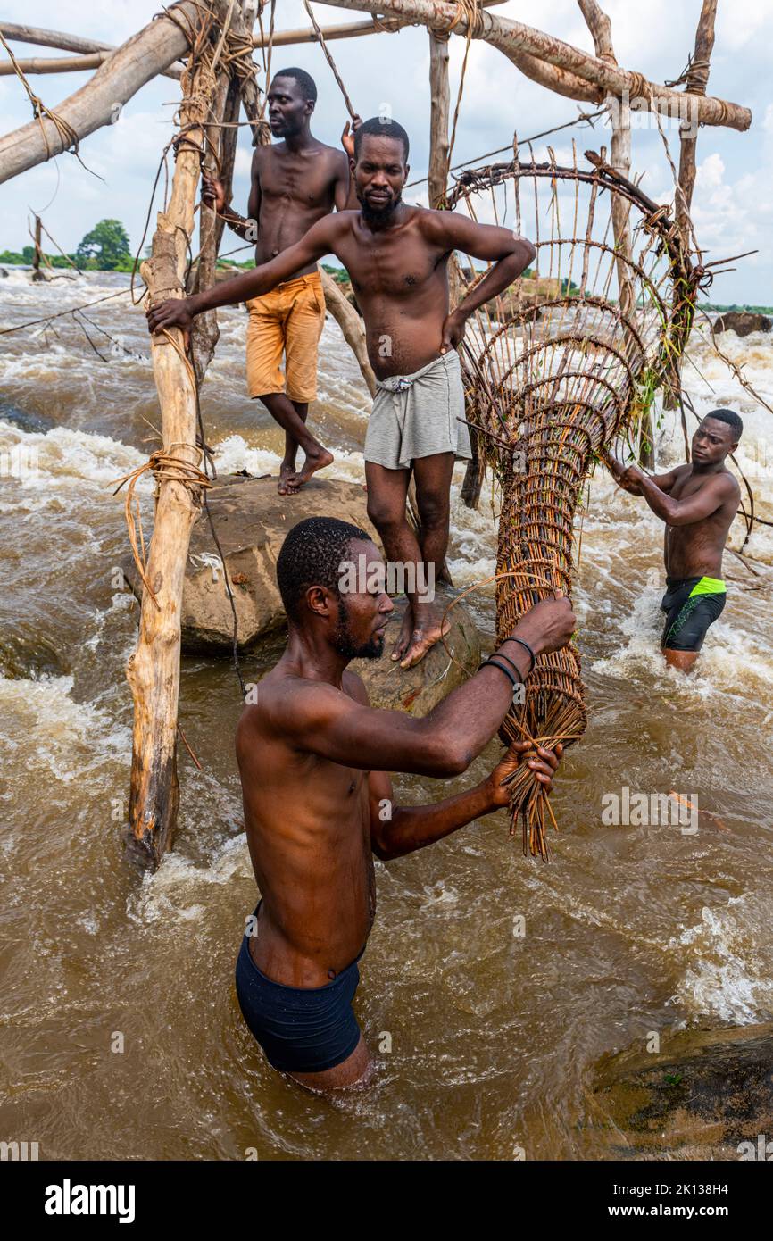 Pescatori indigeni della tribù Wagenya, fiume Congo, Kisangani, Repubblica Democratica del Congo, Africa Foto Stock