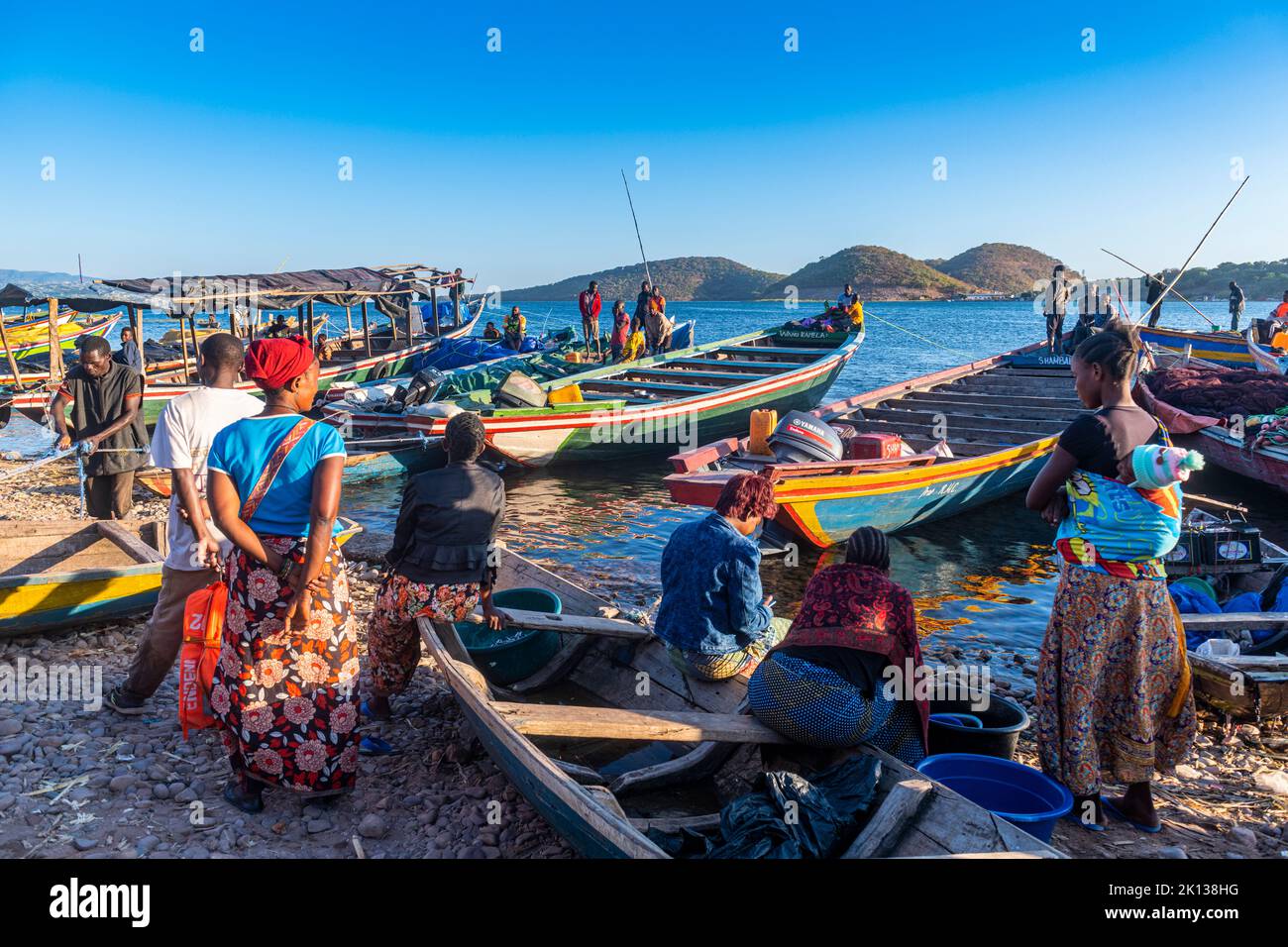 Pescatori che portano il loro pescato mattutino al mercato, Mpulungu, Lago Tanganyika, Zambia, Africa Foto Stock