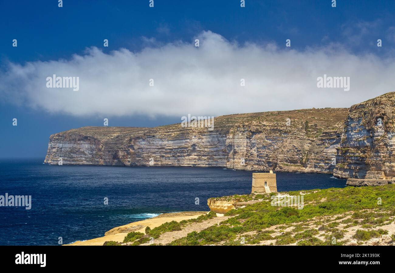 La torre dell'orologio Xlendi a Munxar, una delle torri Lascaris costruite dall'Ordine di San Giovanni nel 1650, Isola di Gozo, Malta, Mediterraneo, Europa Foto Stock