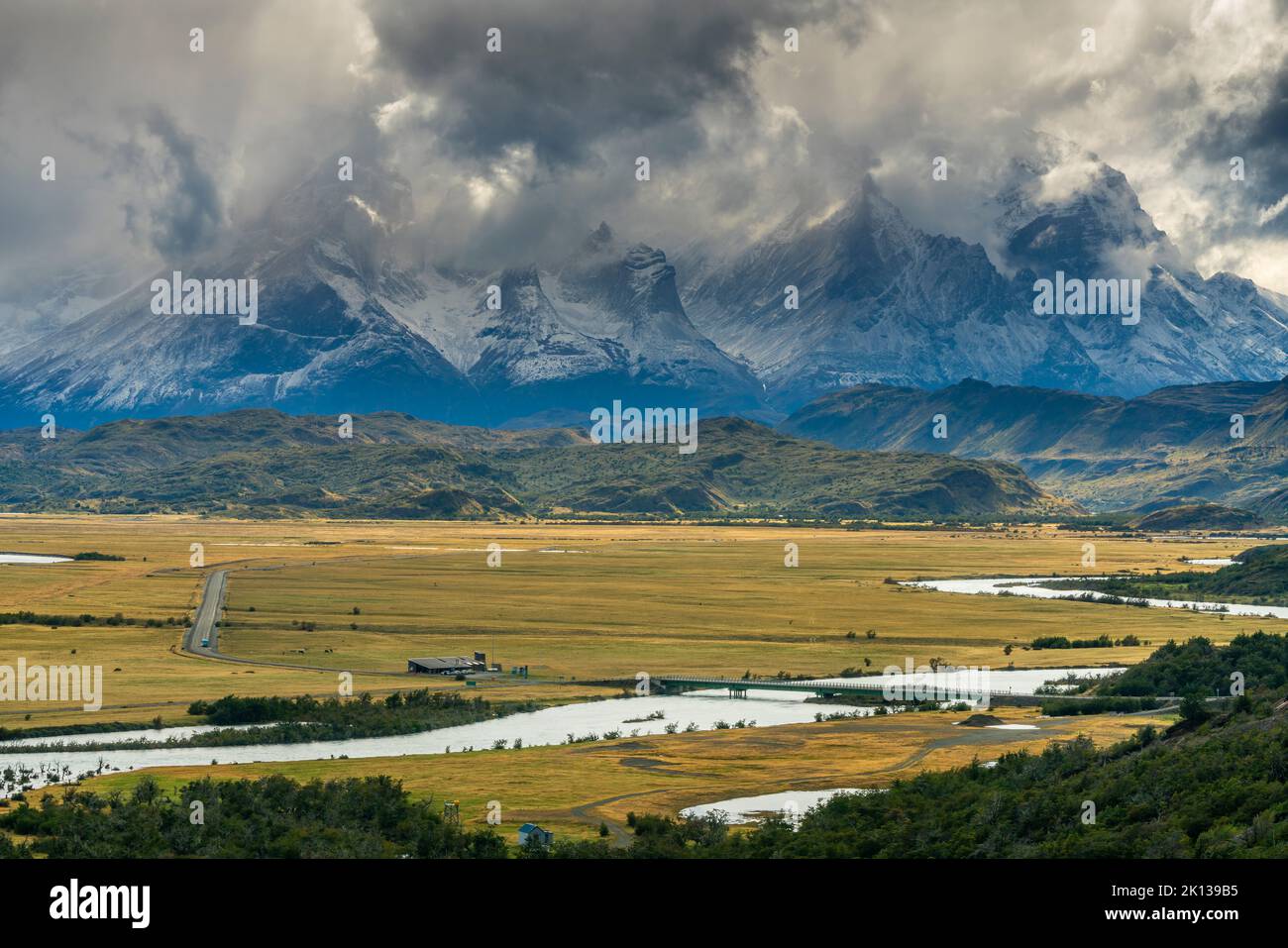 Vista spettacolare delle cime montuose di Los Cuernos e del Rio Serrano, del Parco Nazionale Torres del Paine, della Patagonia, del Cile, del Sud America Foto Stock