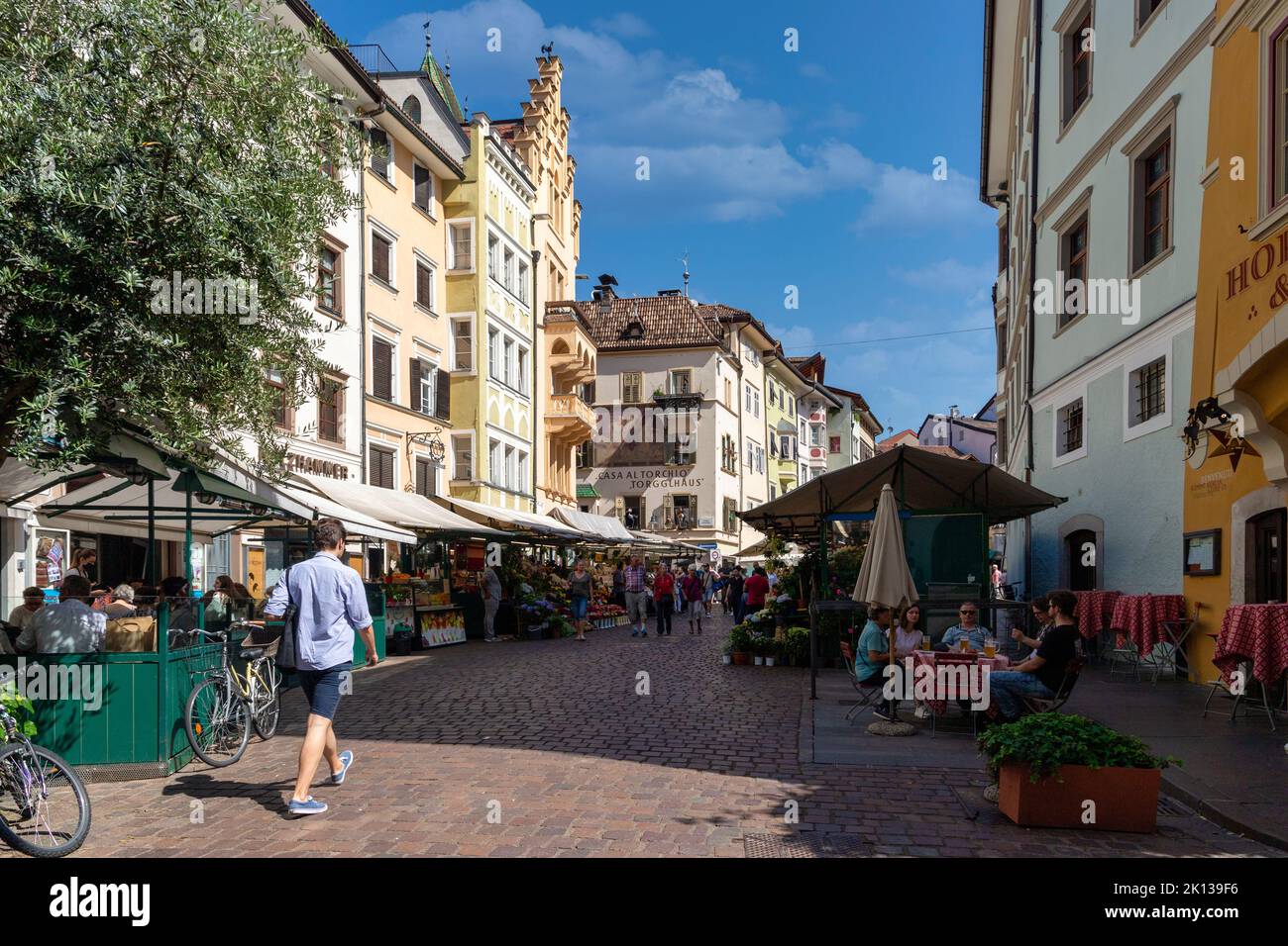 Attività commerciali e di mercato nel centro storico di Bolzano, Bolzano, Sud Tirol, Alto Adige, Italia, Europa Foto Stock