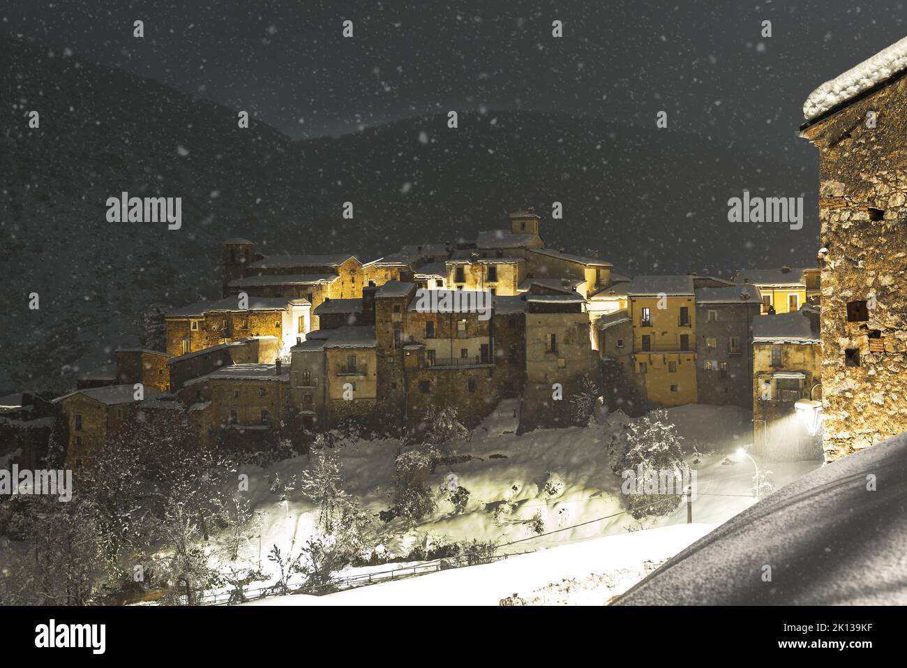 Veduta invernale del borgo medievale illuminato di Cansano in caso di nevicate, Cansano, l'Aquila provice, Abruzzo, Italia, Europa Foto Stock