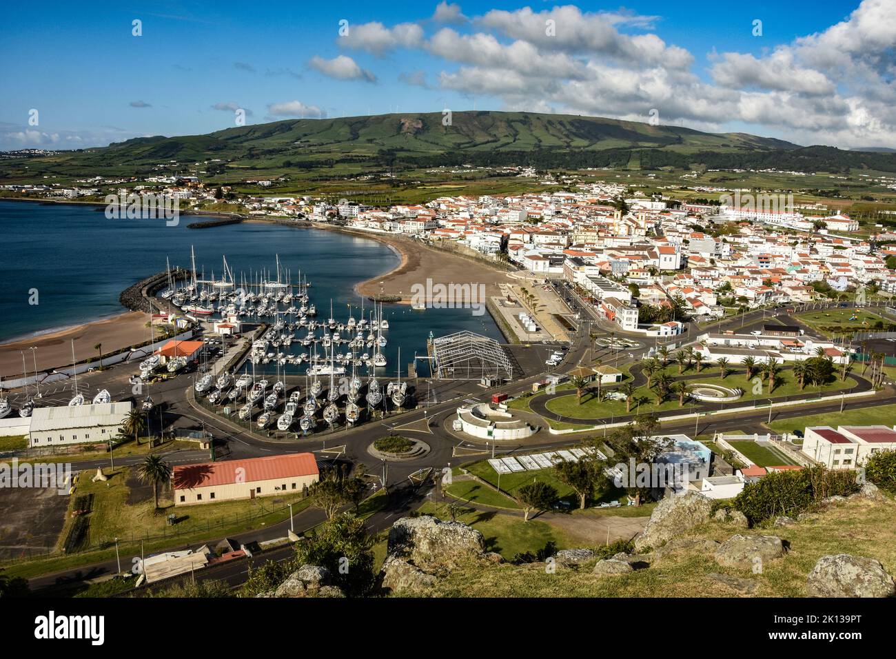Vulcano a scudo Serro do Cume e città di Praia da Vitoria, isola di Terceira, Azzorre, Portogallo, Atlantico, Europa Foto Stock
