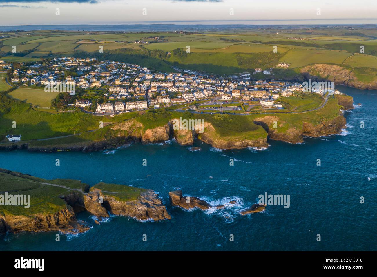Veduta aerea di Port Isaac all'alba, Cornovaglia, Inghilterra, Regno Unito, Europa Foto Stock