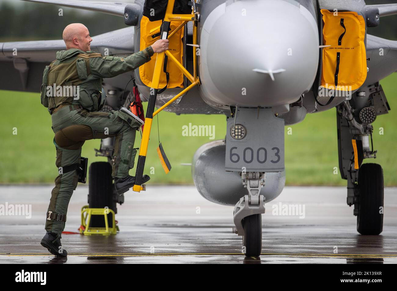 Un combattente Gripen e JAS-39 che parteciperà al fine settimana NATO Days e Czech Air Force Days sbarcò all'aeroporto di Mosnov giovedì 15 settembre 2022, Mosnov, Repubblica Ceca. Il Gripen e della generazione 4 è il più moderno velivolo del Saab.Organisers svedese dicono che il suo show sulle Giornate NATO sarà la prima presentazione dal vivo del velivolo tattico polifunzionale nell'Europa Centrale e Orientale.le Giornate NATO, previste per il 17-18 settembre, Sono la più grande fiera della sicurezza in Europa. Pilota di prova Andre Brannstrom. (Foto CTK/Vladimir Prycek) Foto Stock