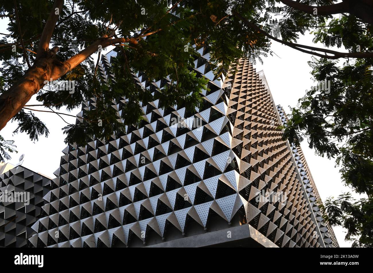 Edificio contemporaneo di uffici a più piani nell'area degli affari e della logistica di Navrangpura, Ahmedabad, Gujarat, India, Asia Foto Stock