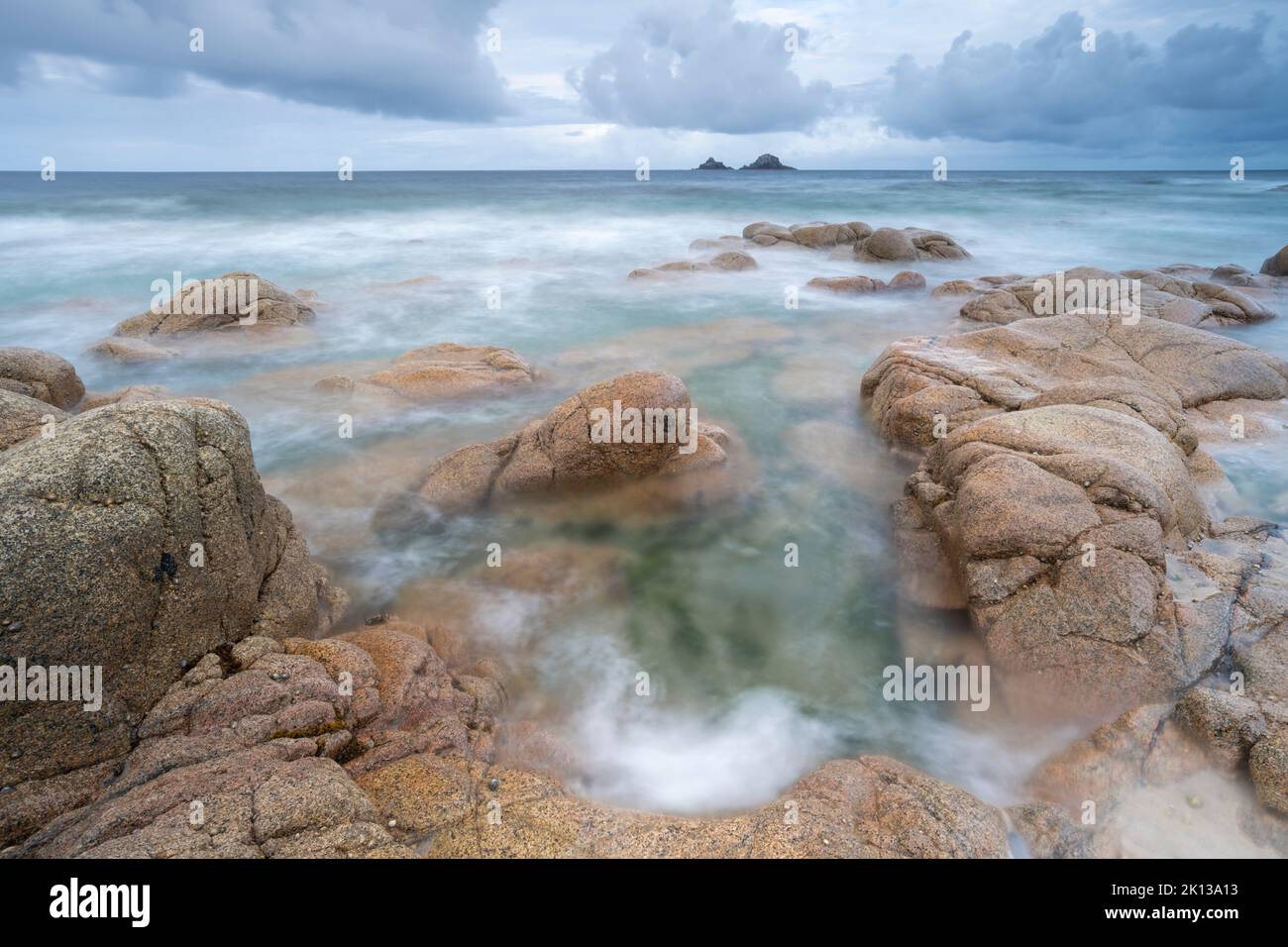 Le isole di Brisons dalle coste rocciose di Nanven, vicino a St. Proprio in Cornovaglia, Inghilterra, Regno Unito, Europa Foto Stock