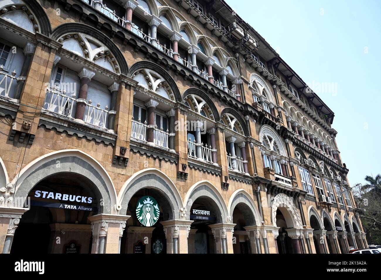 L'Elphinstone Building, costruito nel 1870, è stato costruito su un palazzo gotico veneziano e ospita ora una caffetteria Tata Alliance Starbucks, Mumbai, India, Asia Foto Stock