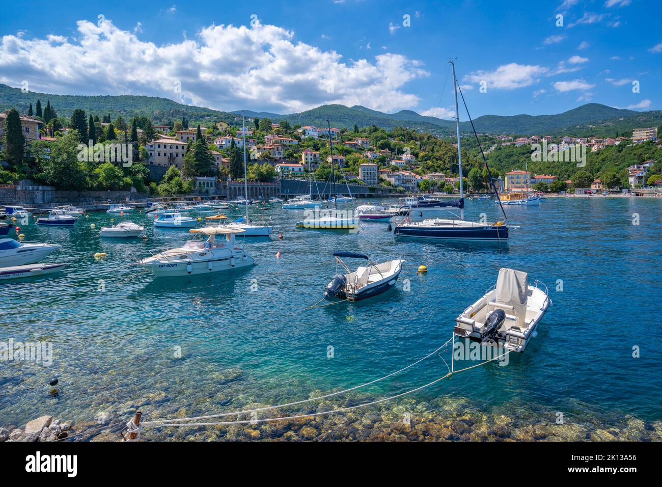 Vista delle barche nel porto di Ika, Ika, Kvarner Bay, Istria orientale, Croazia, Europa Foto Stock