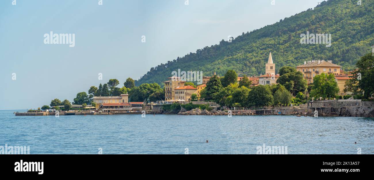 Vista del villaggio di Lovran e del mare Adriatico, Lovran, baia di Kvarner, Istria orientale, Croazia, Europa Foto Stock