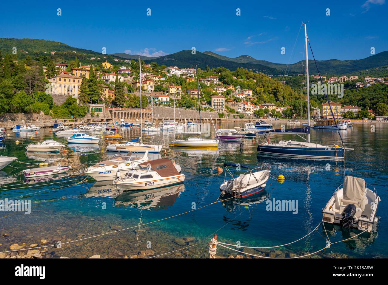 Vista delle barche nella baia di Ika, Golfo del Quarnero, Istria orientale, Croazia, Europa Foto Stock