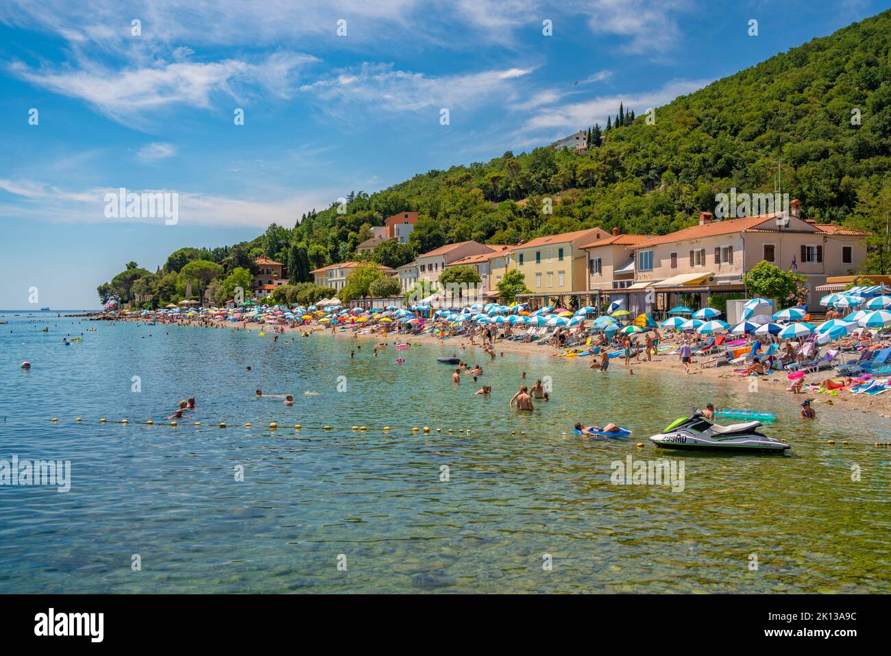 Vista sulla spiaggia di Moscenicka Draga, Baia del Quarnero, Istria orientale, Croazia, Europa Foto Stock