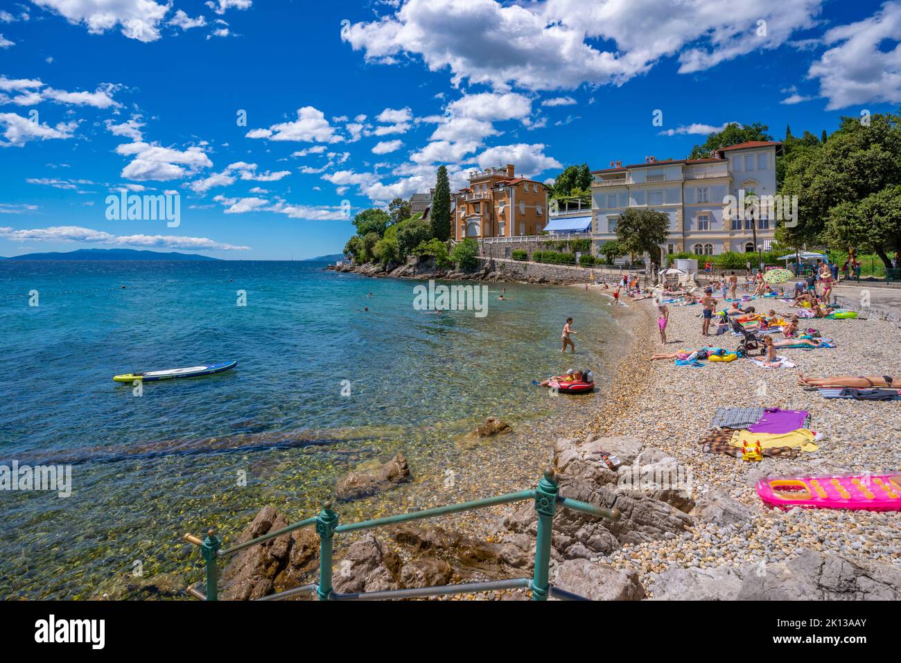 Vista dell'hotel e del mare Adriatico vicino a Opatija, Golfo del Quarnero, Istria orientale, Croazia, Europa Foto Stock