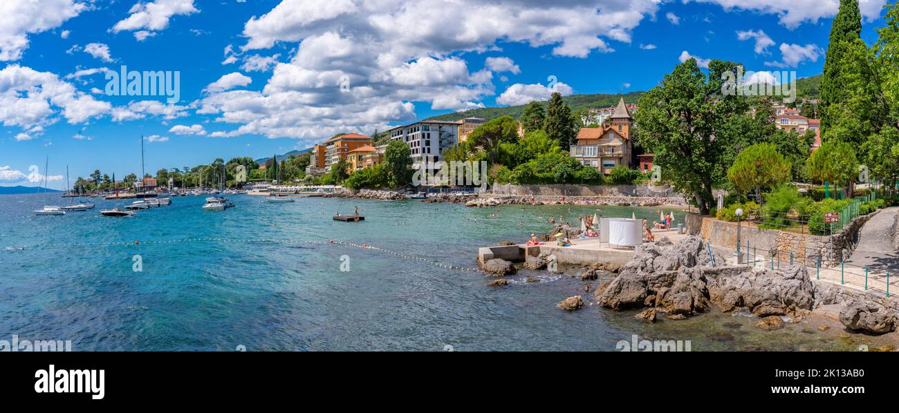 Vista degli alberghi e del mare Adriatico vicino a Opatija, Golfo del Quarnero, Istria orientale, Croazia, Europa Foto Stock