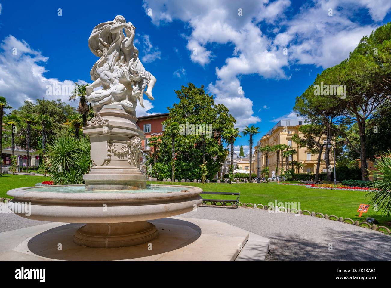 Vista di Helios e della fontana Selena a Perivoj Sv. Jakova Park a Opatija, Golfo del Quarnero, Istria orientale, Croazia, Europa Foto Stock