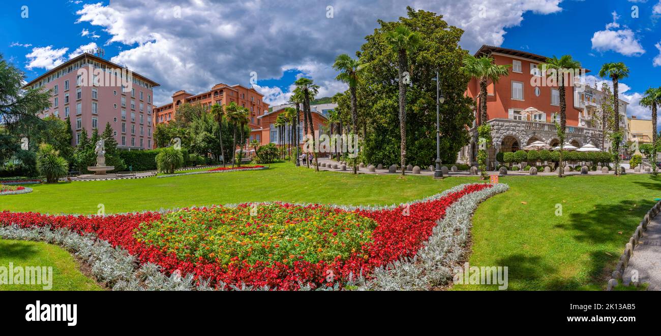 Vista di Perivoj Sv. Jakova parco in Opatija, Quarnero, Istria orientale, Croazia, Europa Foto Stock