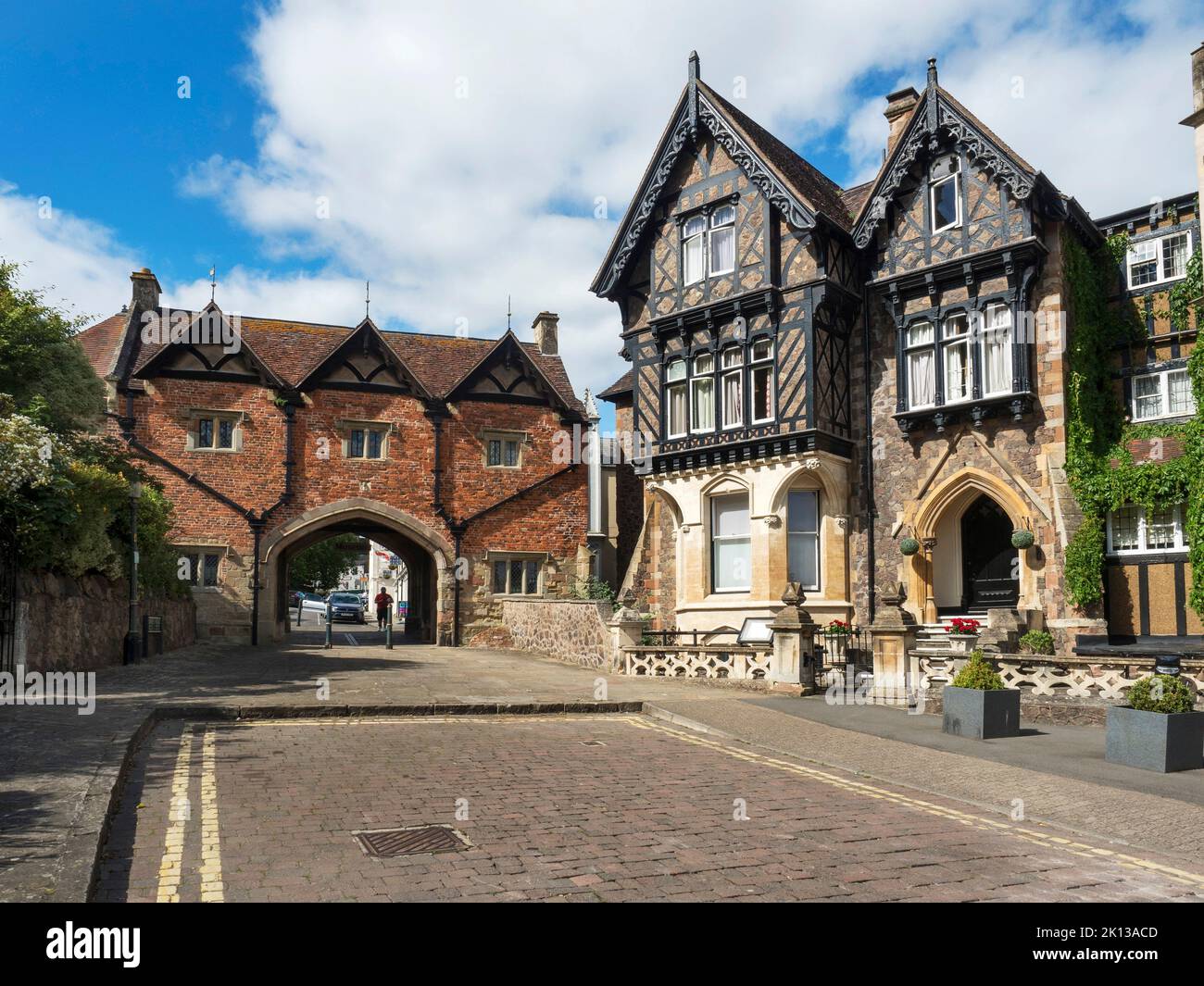 Abbey Gateway and Abbey Hotel a Great Malvern, Worcestershire, Inghilterra, Regno Unito, Europa Foto Stock