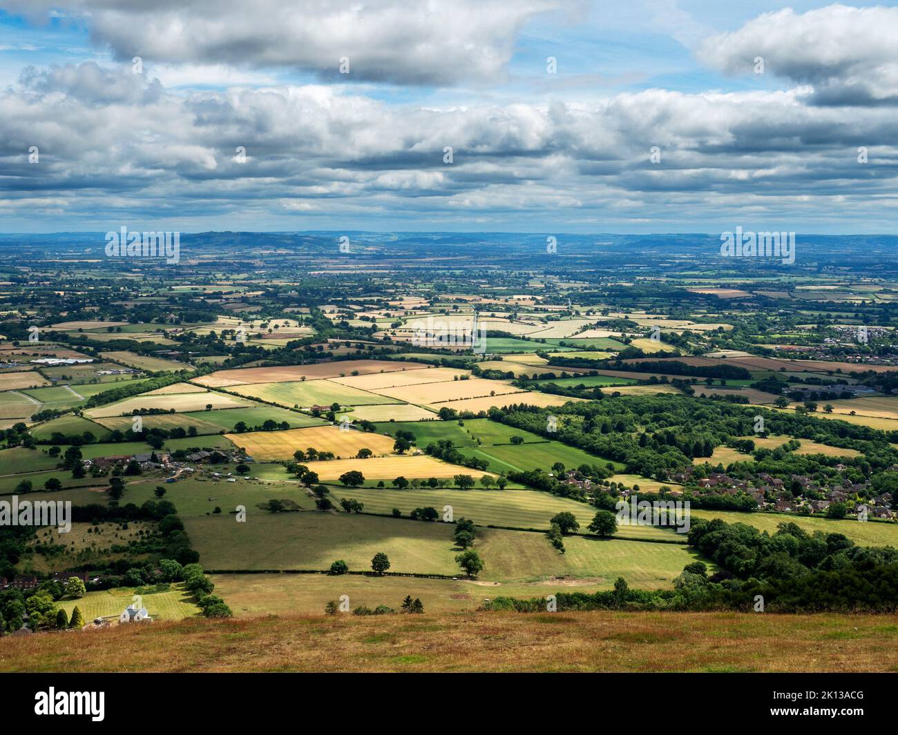 Campagna del Worcestershire da Pinnacle Hill nelle colline di Malvern, AONB (Area di straordinaria bellezza naturale), Worcestershire Foto Stock