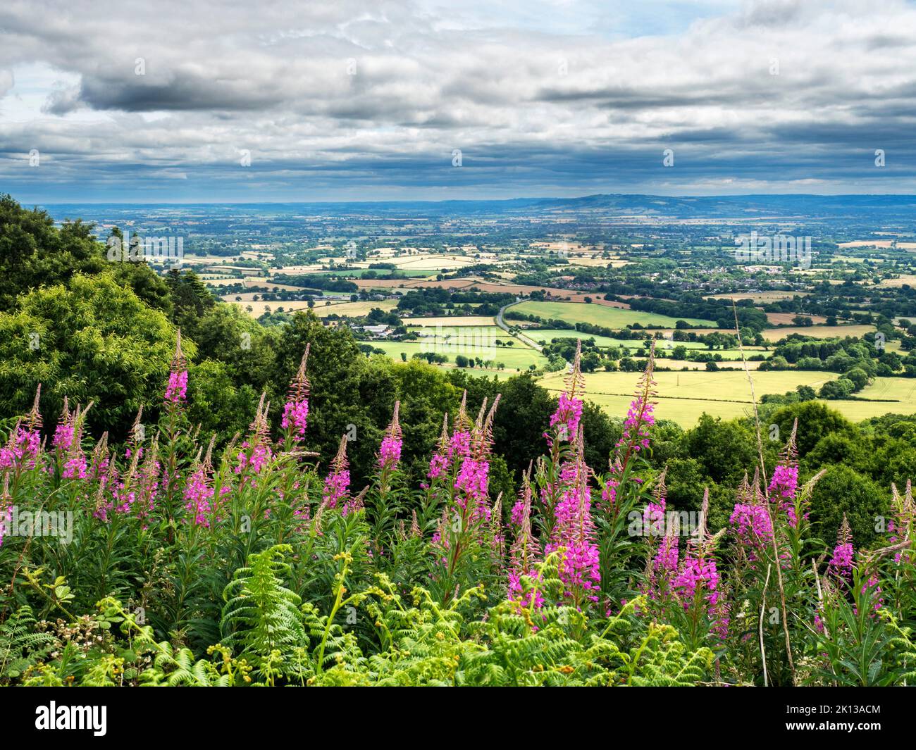 Vista del Worcestershire da Herefordshire Beacon, Herefordshire, Inghilterra, Regno Unito, Europa Foto Stock