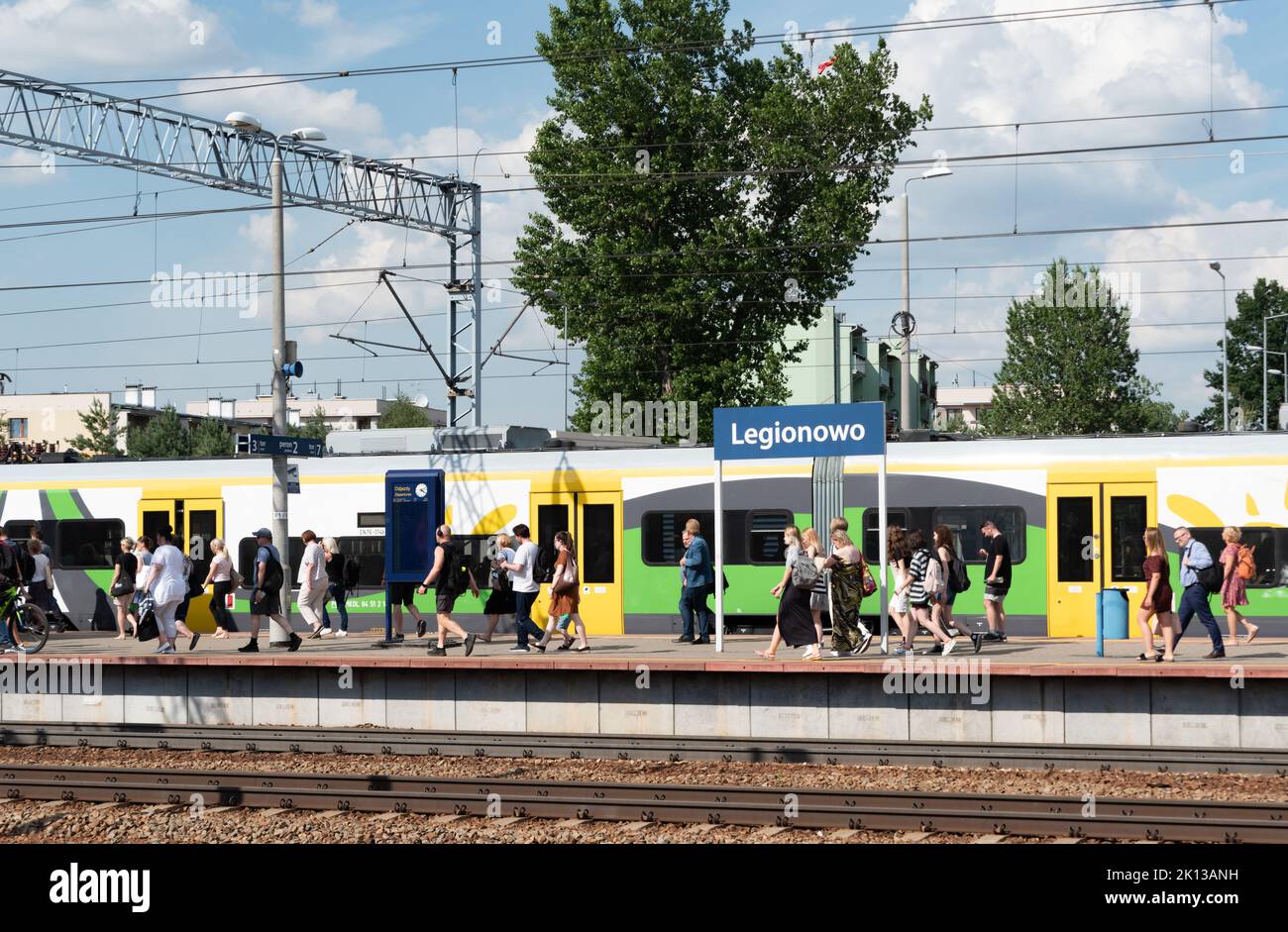 Legionowo, Polonia - 27 giugno 2022: Stazione ferroviaria di Legionowo. Stazione ferroviaria con piattaforme, persone che scendano dal treno. Foto Stock
