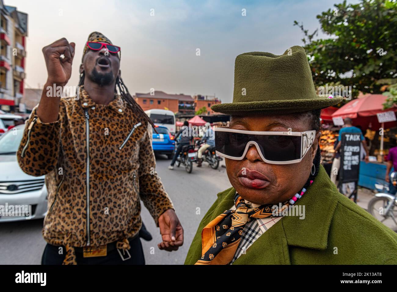 Il movimento la Sape incarna l'eleganza nello stile e nelle maniere dei predecessori coloniali Dandies, Kinshasa, Repubblica Democratica del Congo, Africa Foto Stock