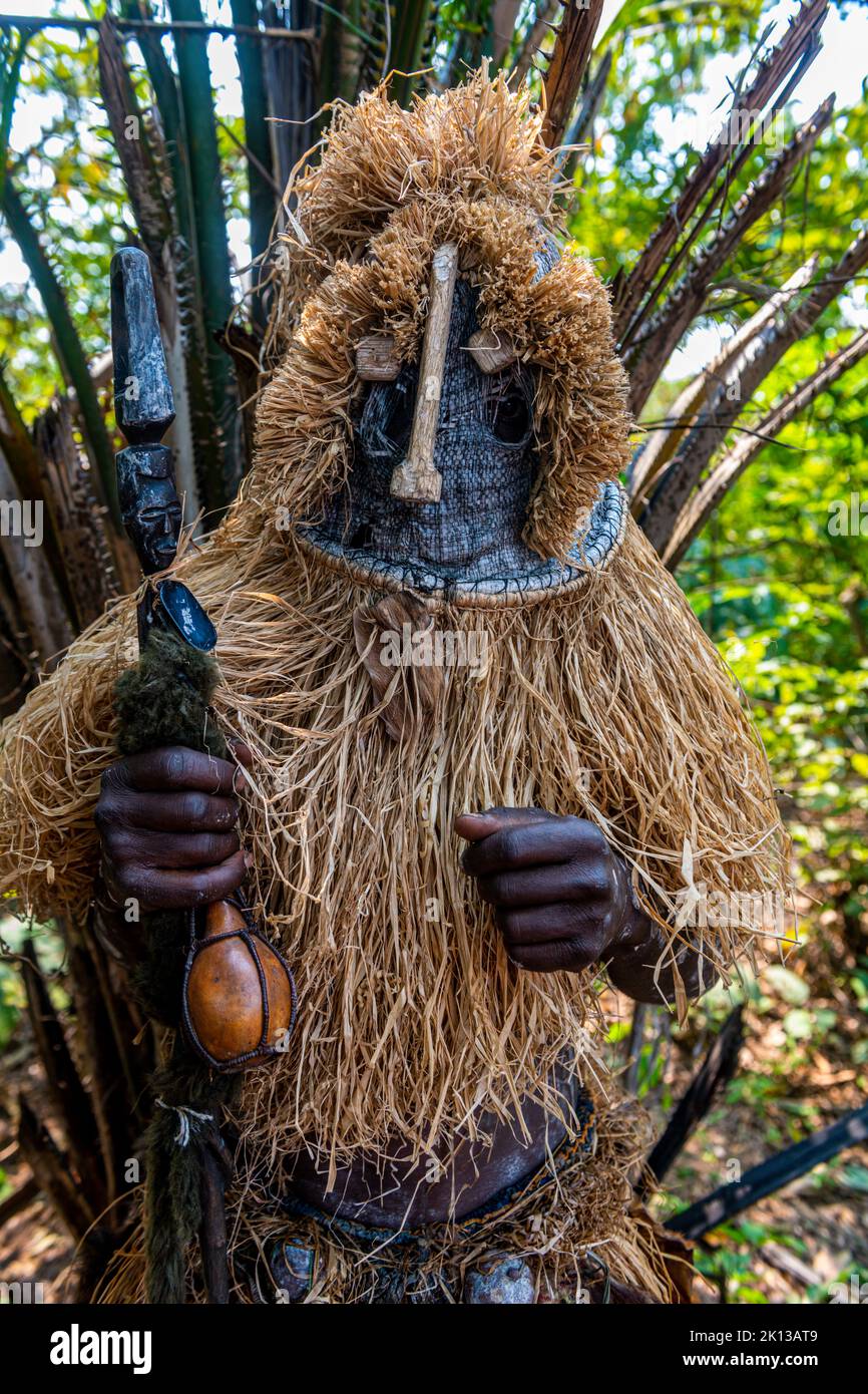 Uomo tradizionale mascherato, tribù Yaka, Mbandane, Repubblica Democratica del Congo, Africa Foto Stock