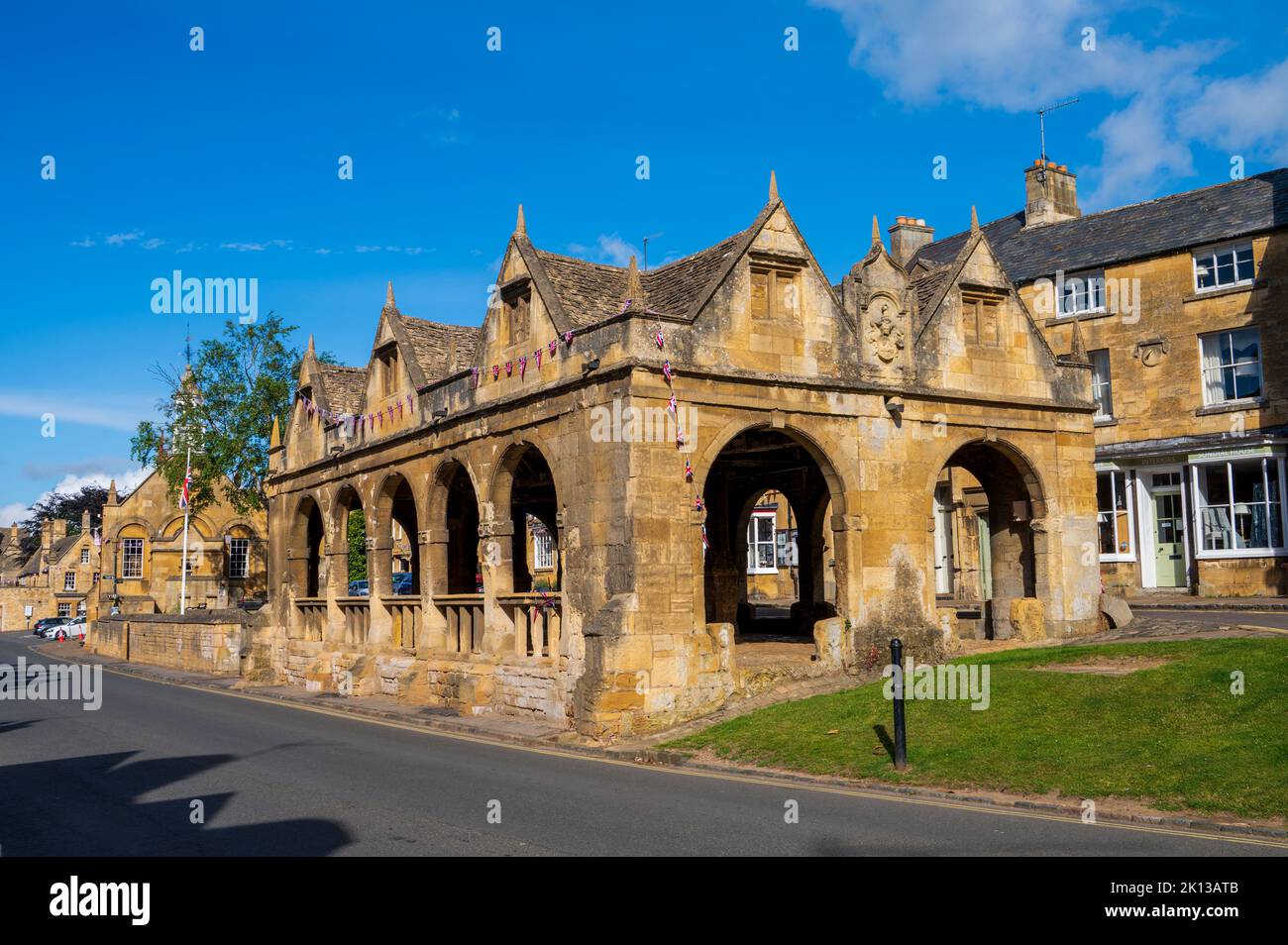 Mercato Hall e cottage in pietra Cotswold su High Street, Chipping Campden, Cotswolds, Gloucestershire, Inghilterra, Regno Unito, Europa Foto Stock