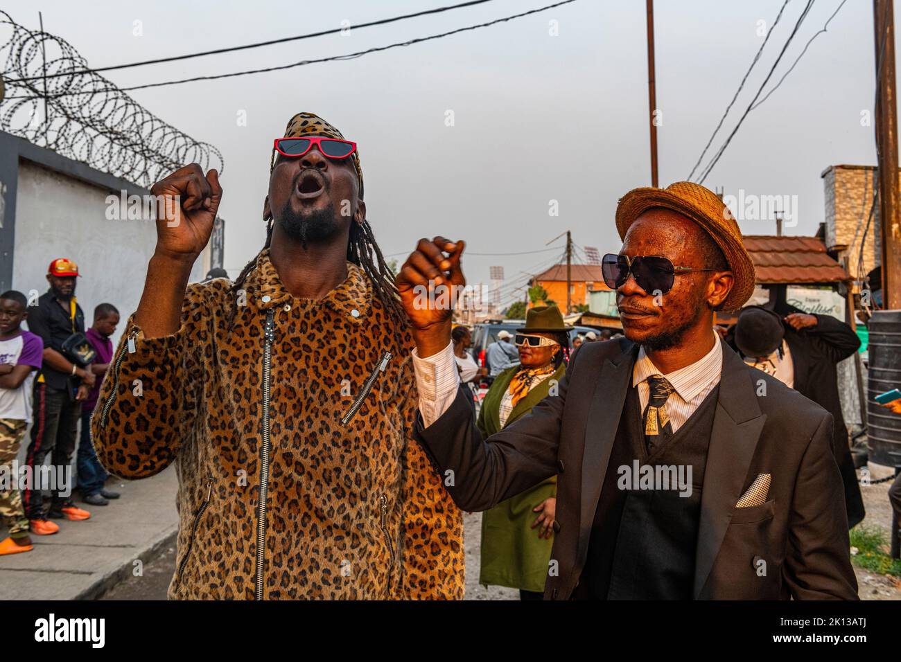 Il movimento la Sape incarna l'eleganza nello stile e nelle maniere dei predecessori coloniali Dandies, Kinshasa, Repubblica Democratica del Congo, Africa Foto Stock