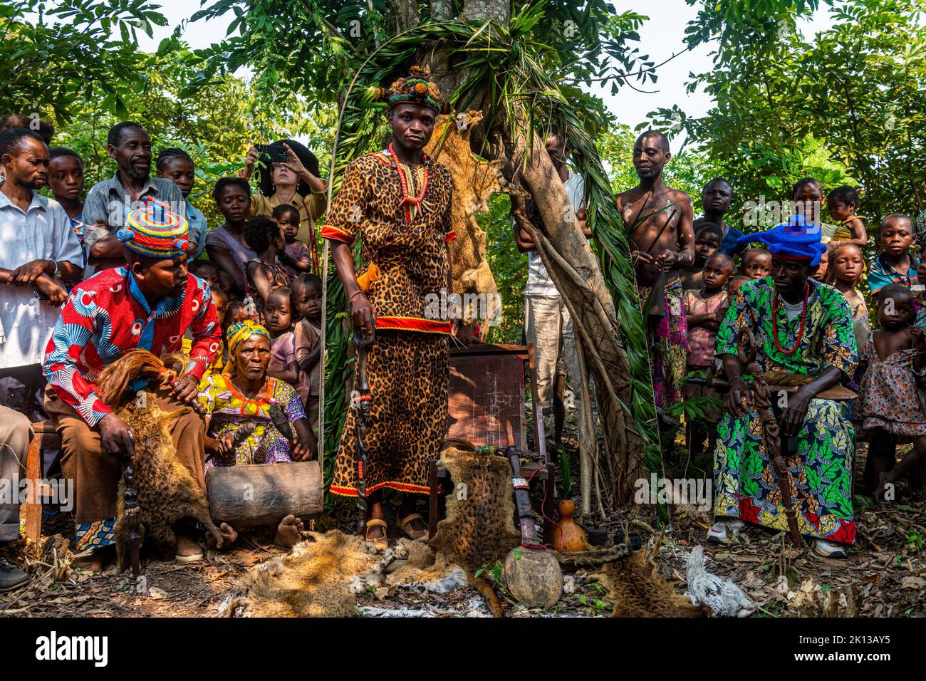 Capo tribale della tribù Yaka, Mbandane, Repubblica Democratica del Congo, Africa Foto Stock