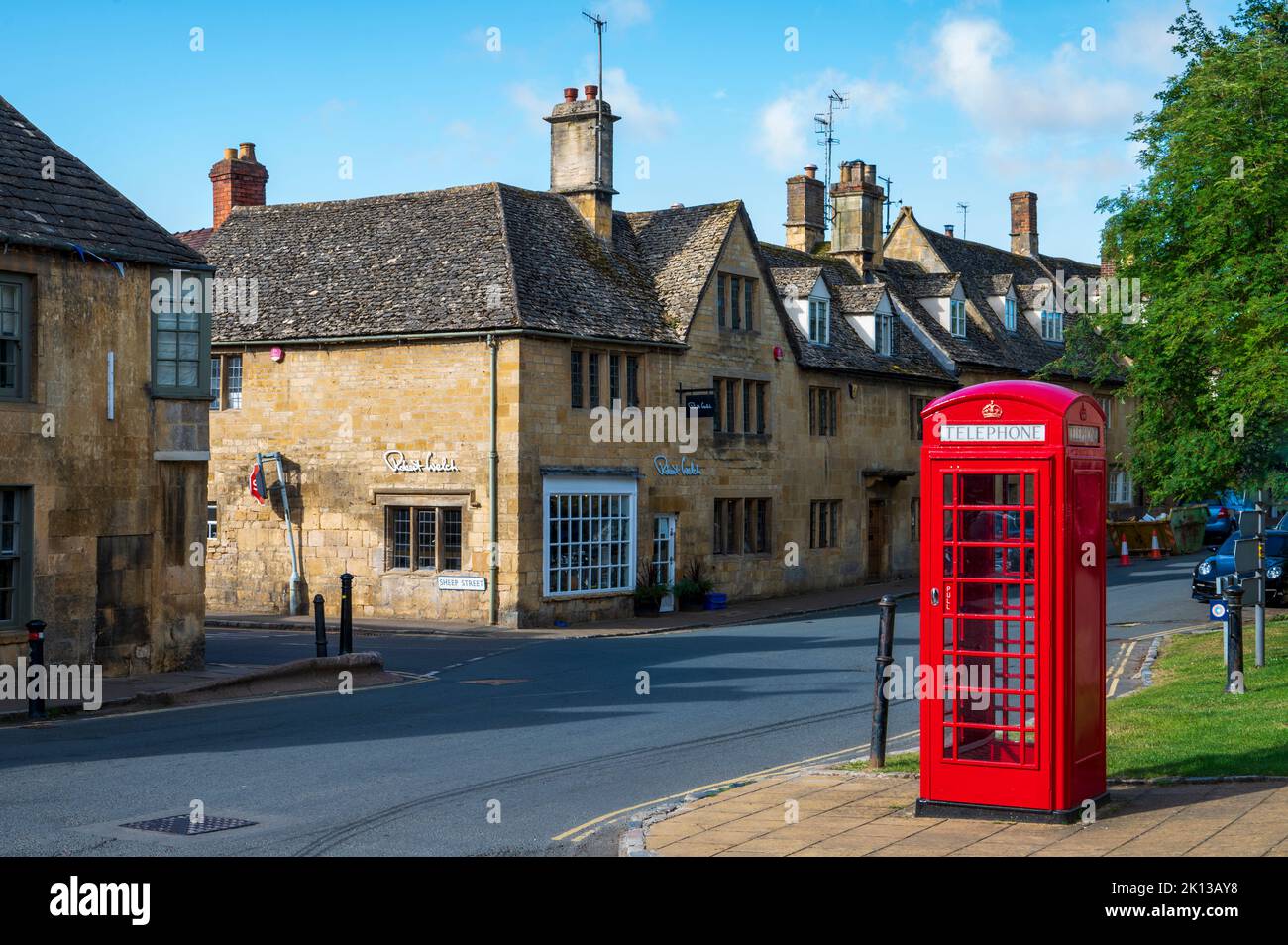 Telefono rosso su High Street, Chipping Campden, Cotswolds, Gloucestershire, Inghilterra, Regno Unito, Europa Foto Stock