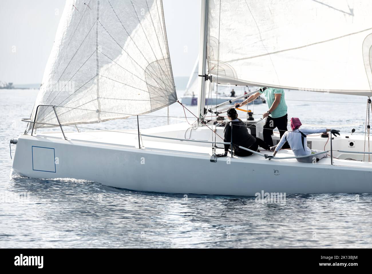 Barca a vela con equipaggio a bordo Foto Stock