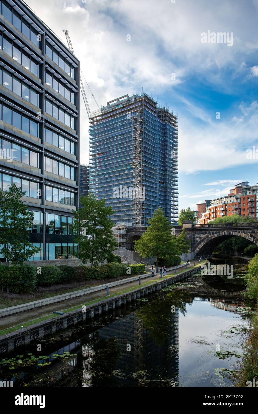 LEEDS LIVERPOOL CANAL, LEEDS, REGNO UNITO - 8 SETTEMBRE 2022. Un grattacielo di nuova costruzione sul canale Liverpool di Leeds nel centro della città rappresenta un investimento Foto Stock