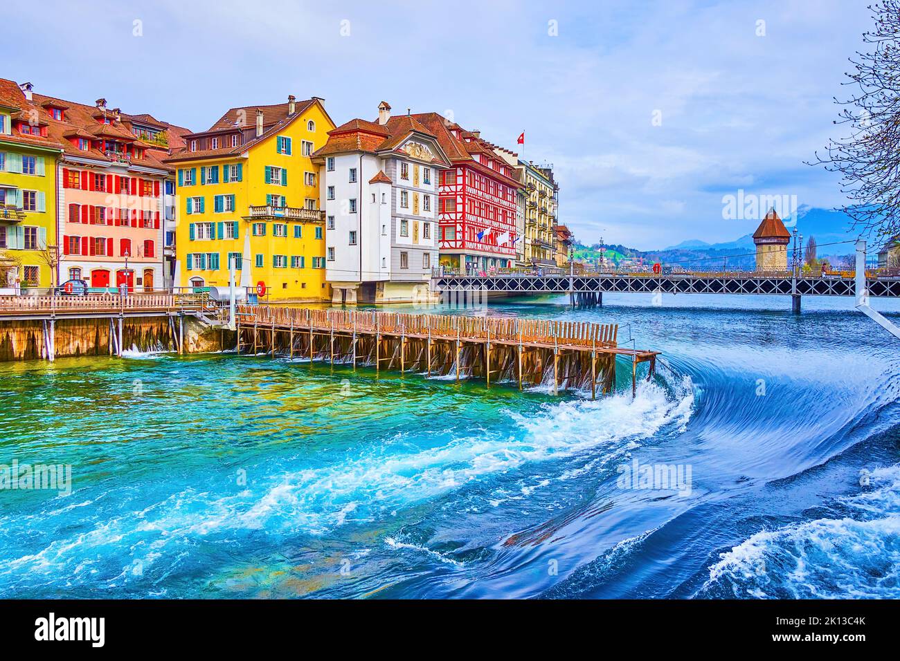 La Diga dell'ago (Reuss-Nadelwehr) sul fiume Reuss è i resti dell'epoca medievale nel centro storico di Lucerna, in Svizzera Foto Stock