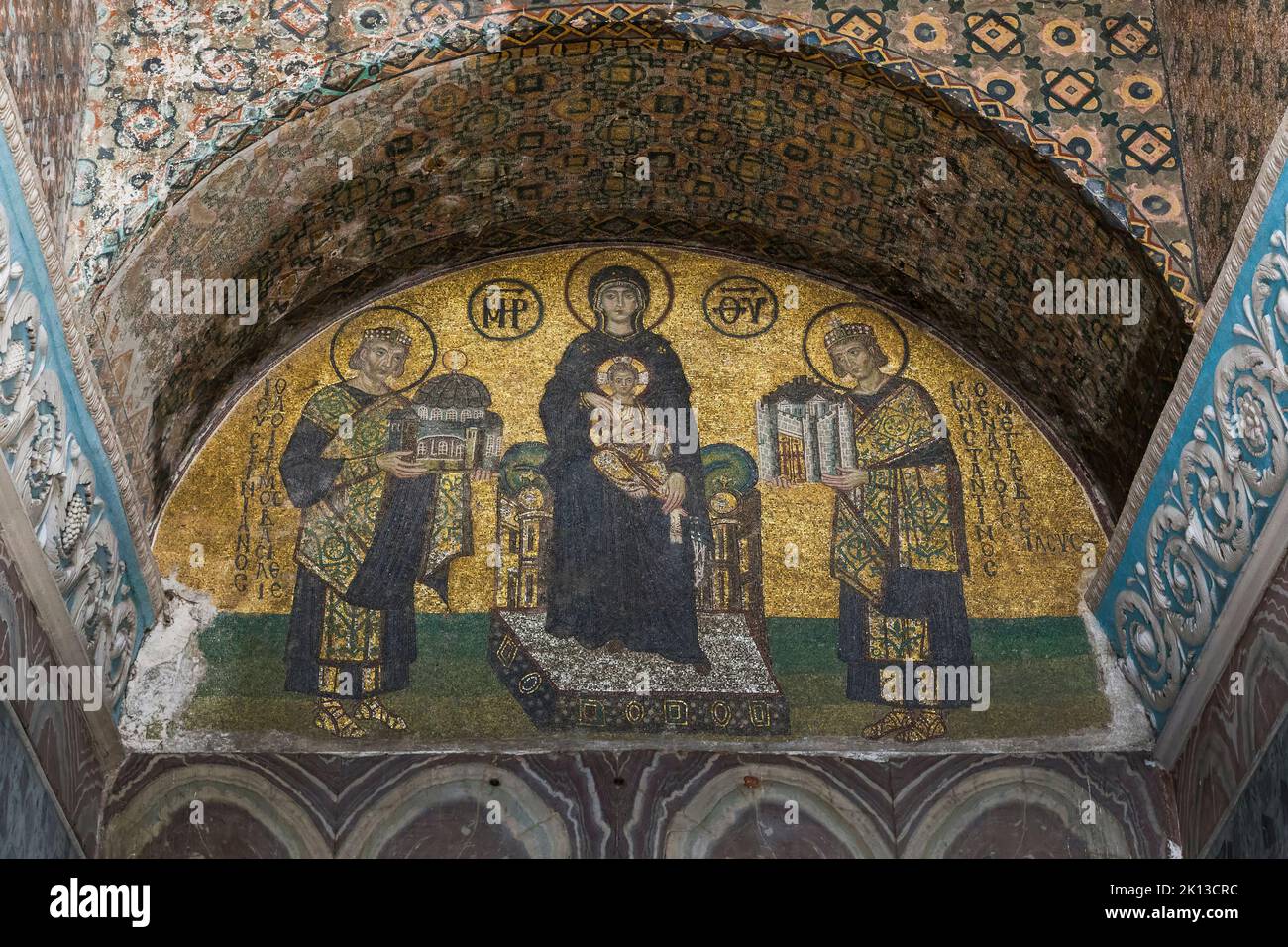 ISTANBUL, TURCHIA - 11 SETTEMBRE 2017: È un mosaico di tempi bizantini sopra l'uscita dalla Hagia Sophia. Foto Stock