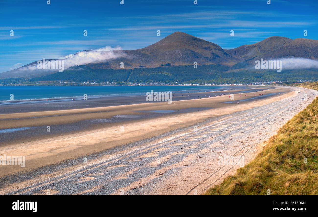 Slieve Donard & The High Mournes fotografato da Murlough Beach, County Down, Irlanda del Nord Foto Stock