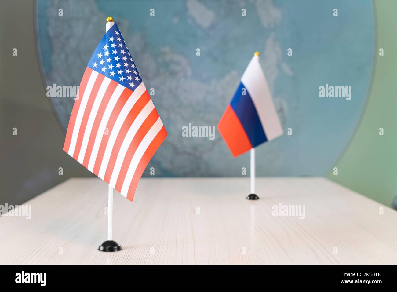 Bandiere degli Stati Uniti e della Russia sul tavolo dei negoziati politici tra i paesi. Il concetto di diplomazia e relazioni internazionali. Foto Stock