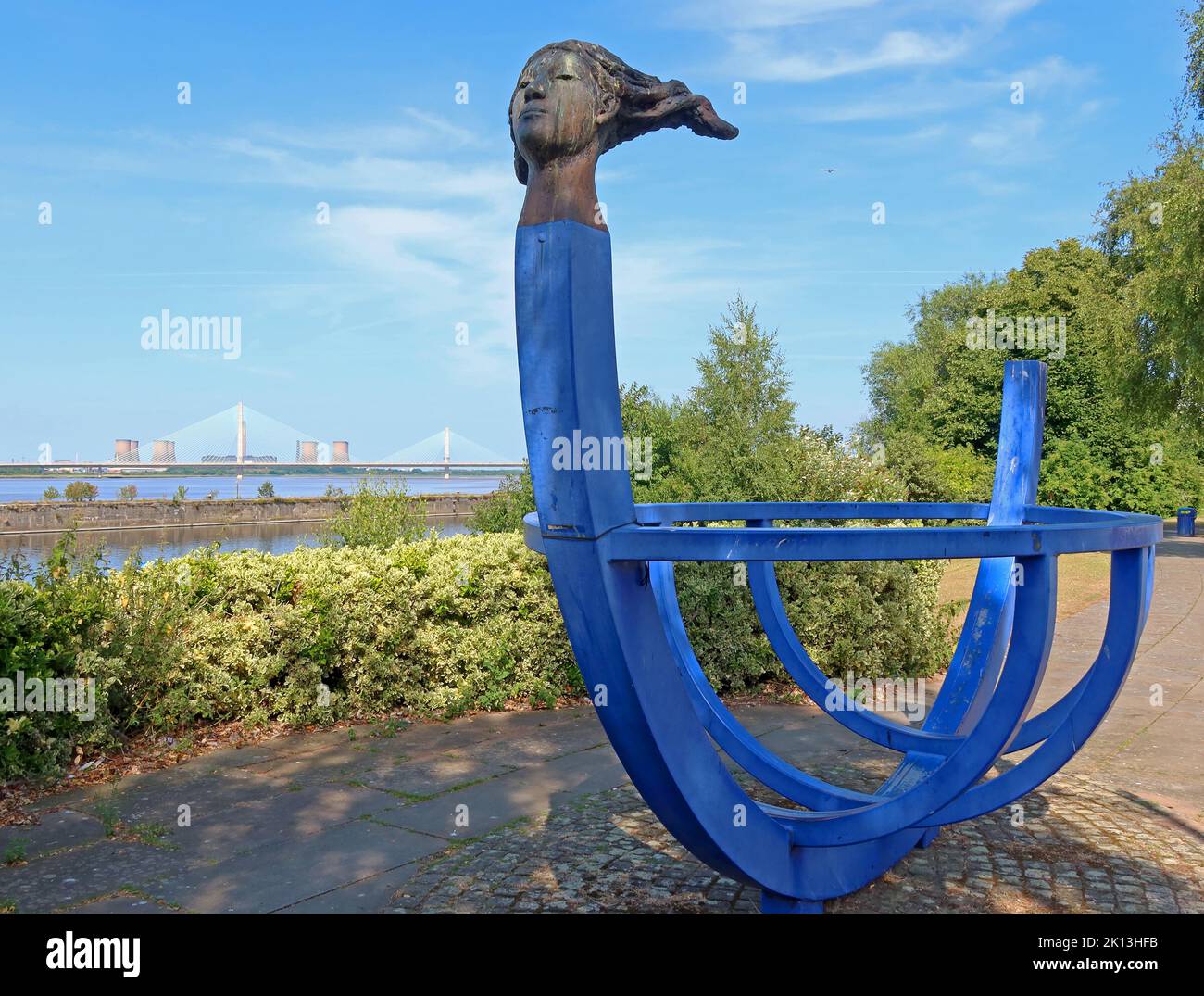 Regina di Mercia, di Philip Bews, Castle fine Arts, Diane Gorvin, testa guardando in direzione del ponte ferroviario, Runcorn, Halton, Cheshire, UK Foto Stock