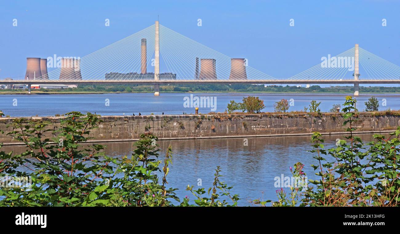 Mersey Gateway Bridge, attraverso il MSC (Manchester Ship Canal) e il fiume Mersey, che mostra la centrale elettrica Fiddlers Ferry, Halton, Cheshire, Regno Unito Foto Stock