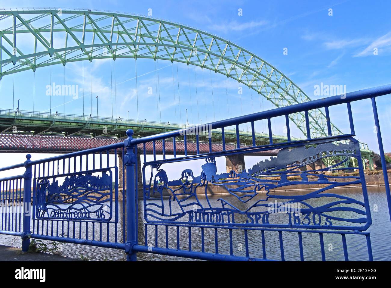 Ringhiere lungo la passeggiata Runcorn, Silver Jubilee Mersey Runcorn/Widnes ponte, città vecchia, Mersey Rd, Runcorn, Halton, Cheshire, Inghilterra, Regno Unito, WA7 1DH Foto Stock