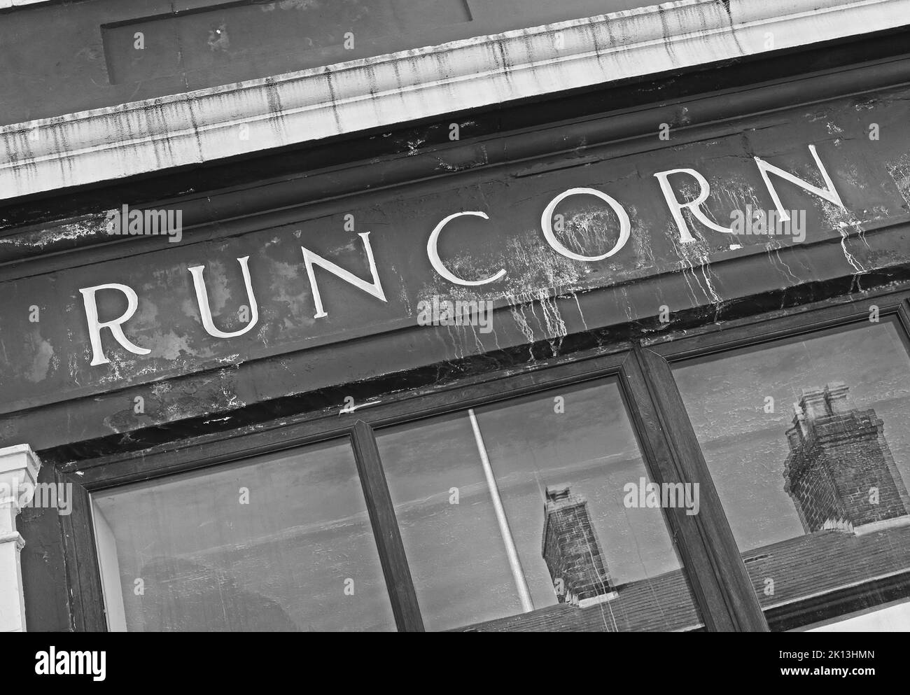Runcorn monocromatico dal Runcorn e Widnes cooperative Society Building, 71 High Street, Runcorn, Halton, Cheshire, INGHILTERRA, REGNO UNITO WA7 1HU Foto Stock
