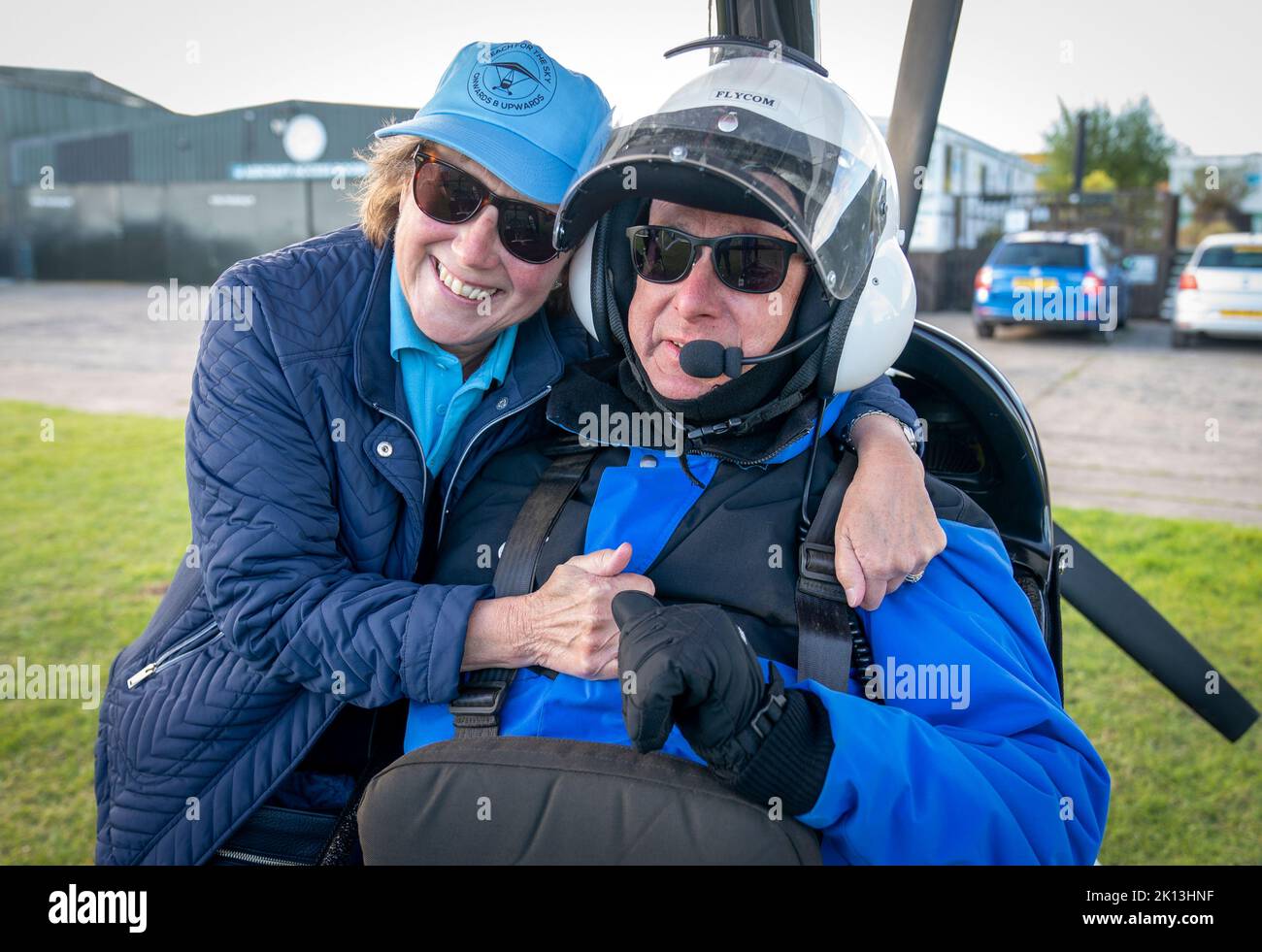Jamie Fairweather con sua moglie Mary dopo aver partecipato a un volo sponsorizzato a microlight sopra la costa orientale Lothian, per aumentare la consapevolezza e i soldi per la carità del tumore cerebrale. Data immagine: Giovedì 15 settembre 2022. Foto Stock