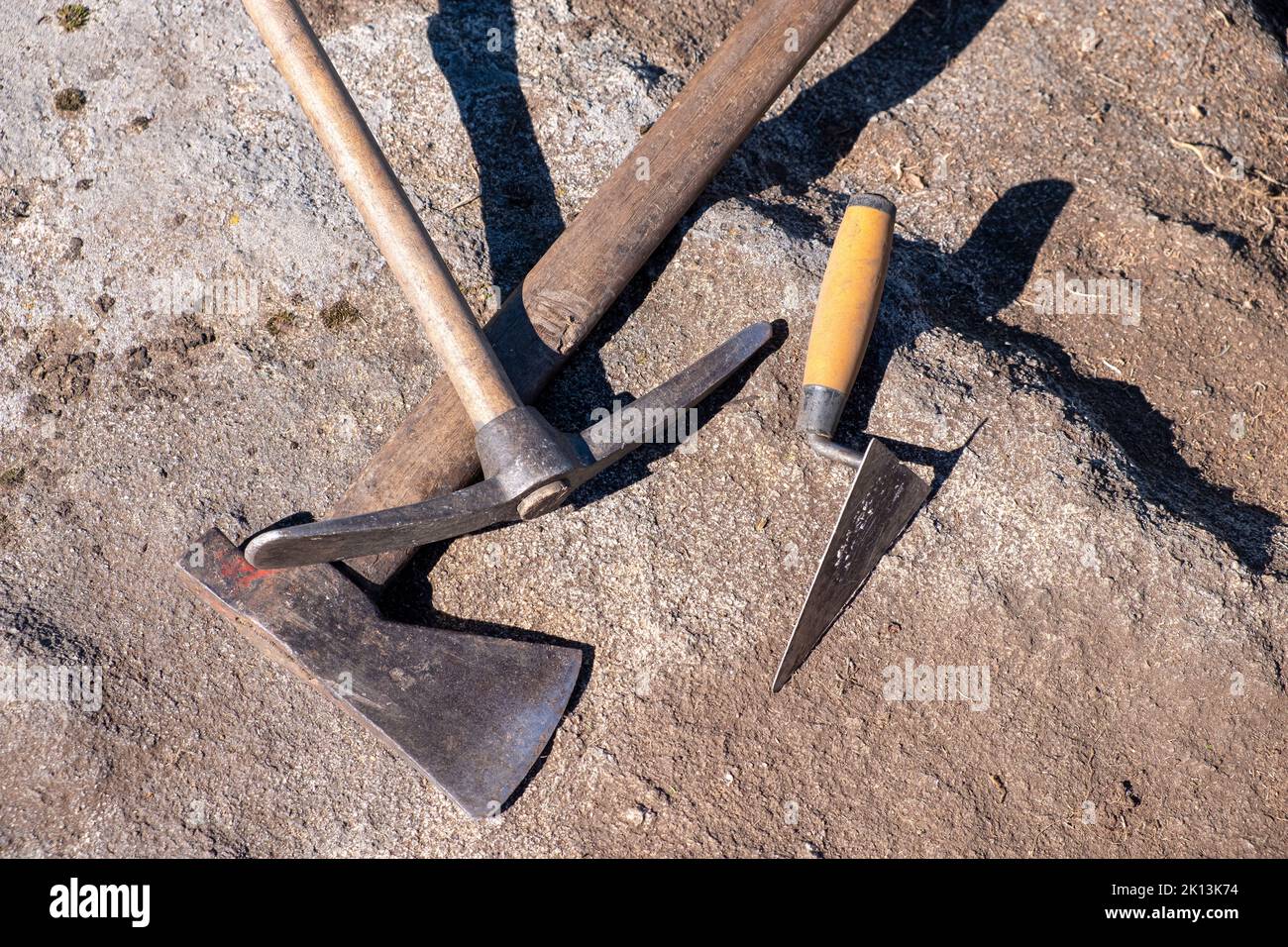 Piccone, cazzuola e ascia, attrezzi in uno scavo archeologico. Archeologia  Foto stock - Alamy